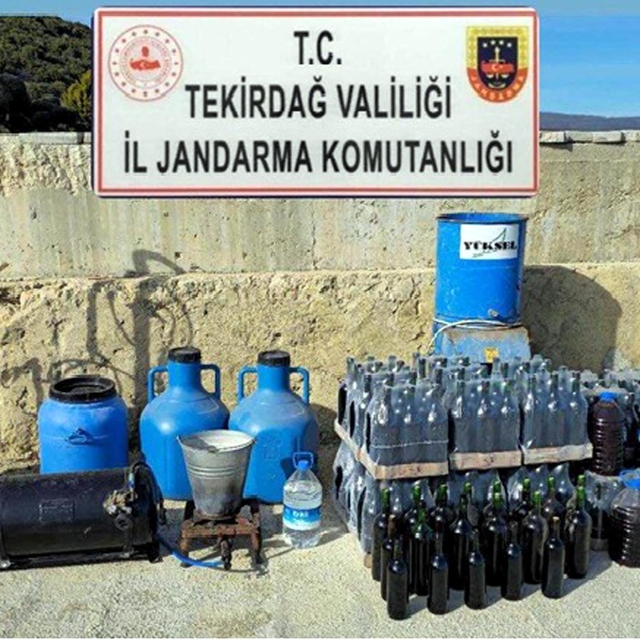 Tekirdağ'da çiftlik evinde silah, sahte içki, uyuşturucu ele geçirildi