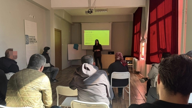 Eskişehir'de bağımlılıkla mücadele sürüyor
Yükümlülere 'Madde ve Etkileri' konulu seminer verildi