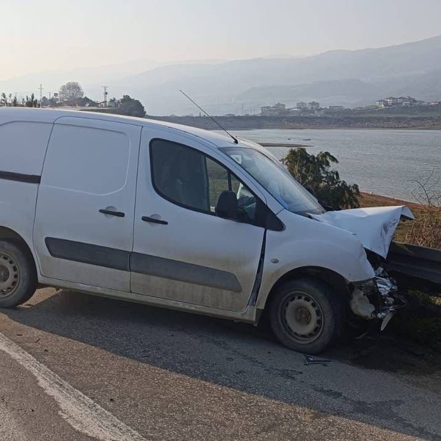 İki otomobil kafa kafaya çarpıştı: 1 yaralı