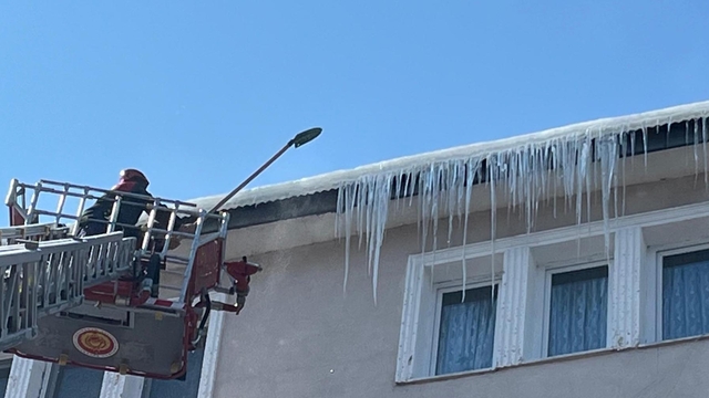 Ardahan'da binalardan sarkan dev buz kütleleri temizleniyor