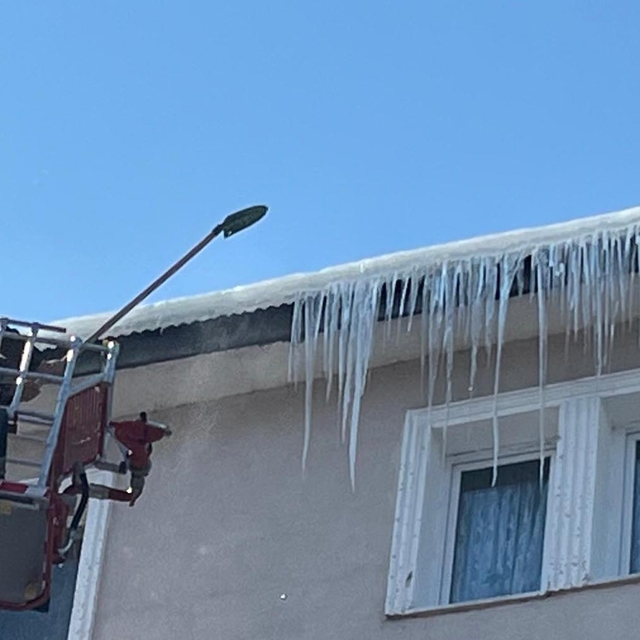 Ardahan'da binalardan sarkan dev buz kütleleri temizleniyor