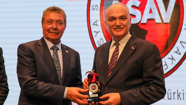Başkan Özlü'ye 'Kızıl Elma' Ödülü
Savunma sanayisine katkılarına anlamlı ödül