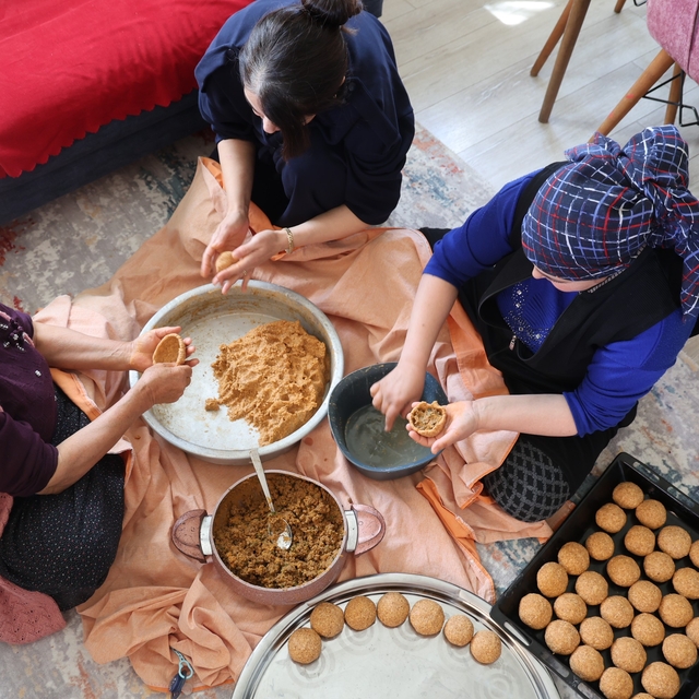 Adana'da bayram sofralarının vazgeçilmezi içli köfte mesaisi başladı