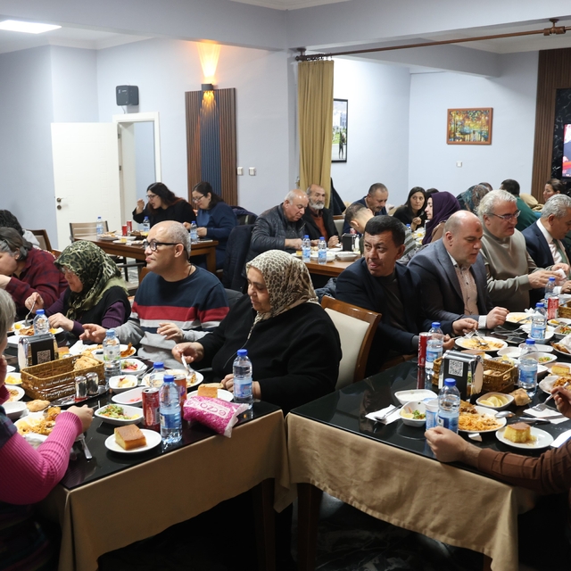 Beyazay ailesi iftarda bir araya geldi
