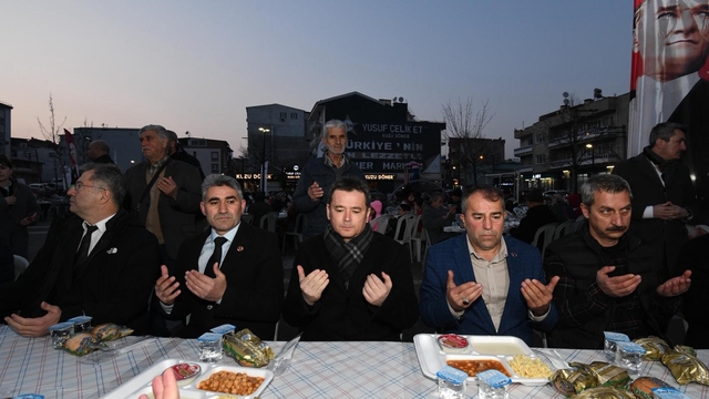Osmangazi'de Gönül sofrası Bağlarbaşı'nda kuruldu
Başkan Aydın Orucunu vatandaşlarla birlikte açtı