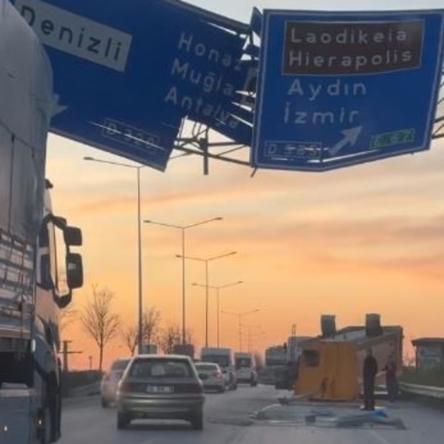 Yönlendirme tabelasına çarpan tırın dorsesi yola savruldu