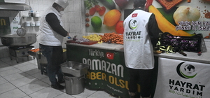 Hayrat İnsani Yardım Derneği Kahramanmaraş'ta günde 1200 kişilik iftarlık dağıtıyor