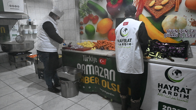 Hayrat İnsani Yardım Derneği Kahramanmaraş'ta günde 1200 kişilik iftarlık dağıtıyor