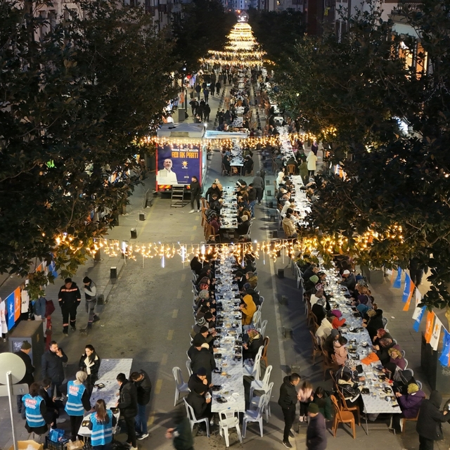 Balıkesir'de 10 bin kişi caddede iftarda buluştu