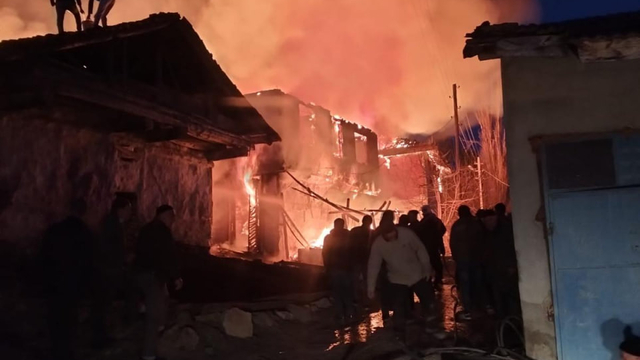 Çorum'da yangın; 2 ev ve 1 traktör kullanılamaz hale geldi