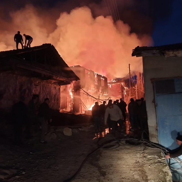 Çorum'da yangın; 2 ev ve 1 traktör kullanılamaz hale geldi