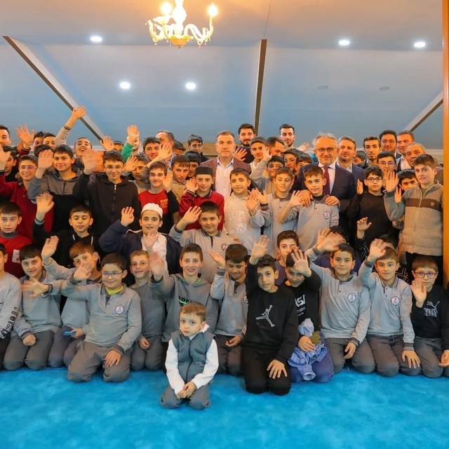 Vali Eldivan hafız adaylarıyla iftarda buluştu