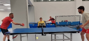 Sağlık çalışanları masa tenisi turnuvasında buluştu