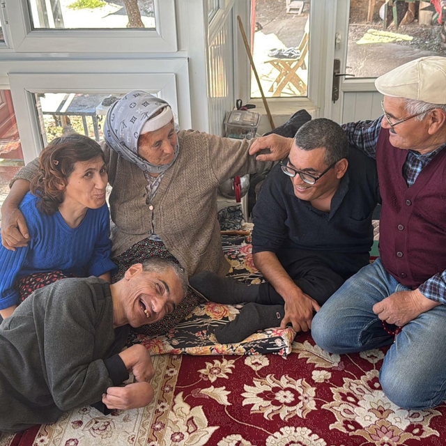 71 ve 72 yaşındaki çift, 52 yıldır engelli 3 çocuklarına bakıyor