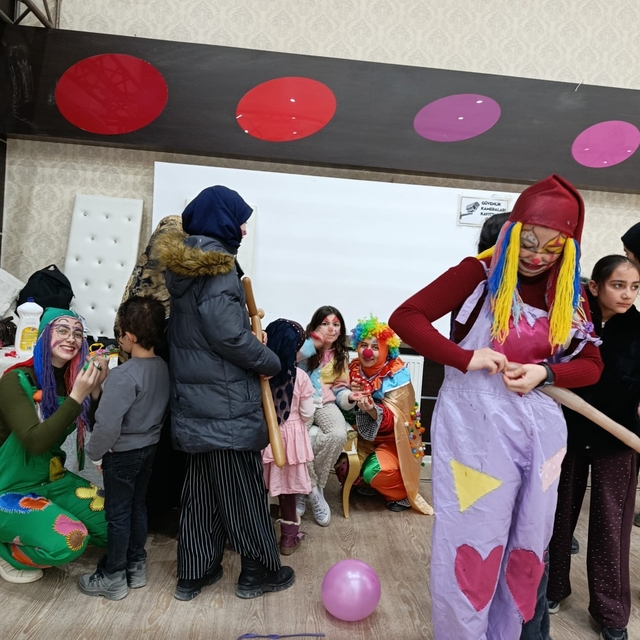 Şuhut'ta Ramazan bereketi: 270 çocuğa giysi yardımı yapıldı