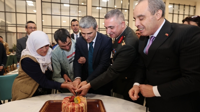 Polislerden özel bireye unutamayacağı doğum günü sürprizi