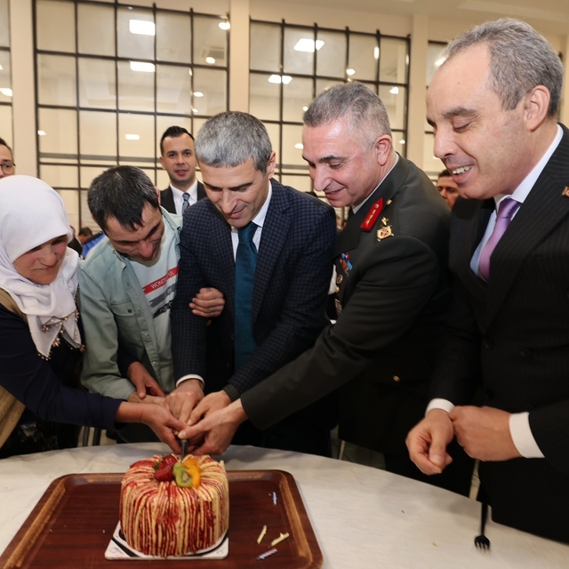 Polislerden özel bireye unutamayacağı doğum günü sürprizi