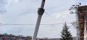 Tokat’ta depremde hasar alan cami minaresi kontrollü şekilde yıkıldı