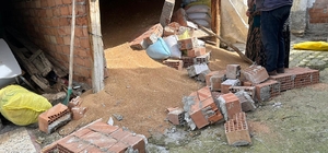 Çorum'da yıkılan duvarın altında kalan 2 kişi yaralandı