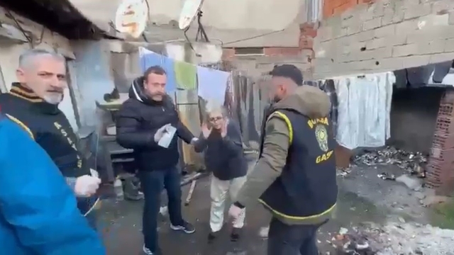 Alman anneden kaçırılan çocuk 7 yıl sonra harabe evde böyle bulundu
Anne markete çıktı, bebeği kayboldu: 7 yıl sonra babaannesinin yanında bulundu