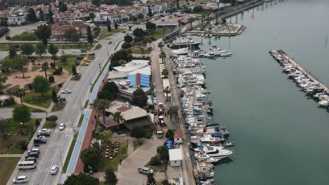 Fethiye'de sahil bandında kaçak yapılar yıkılıyor