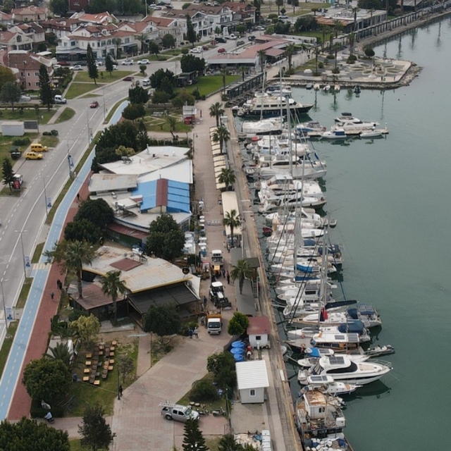 Fethiye'de sahil bandında kaçak yapılar yıkılıyor