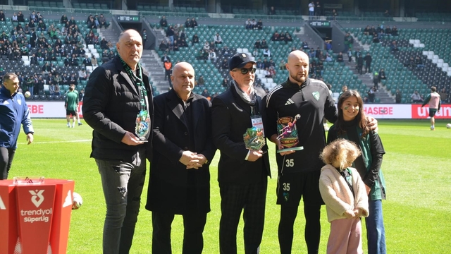 Kocaelispor'da Gökhan Değirmenci 100. maçına çıktı
Kocaelispor tarihinde 3 kaleci 100 maç barajını geçti
Tarihe geçen 3 kaleciye maç öncesinde plaket verildi