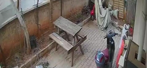 Antalya'da iki motosikletlinin yola savrulduğu kaza kameraya yansıdı, mahalleli kasis istedi