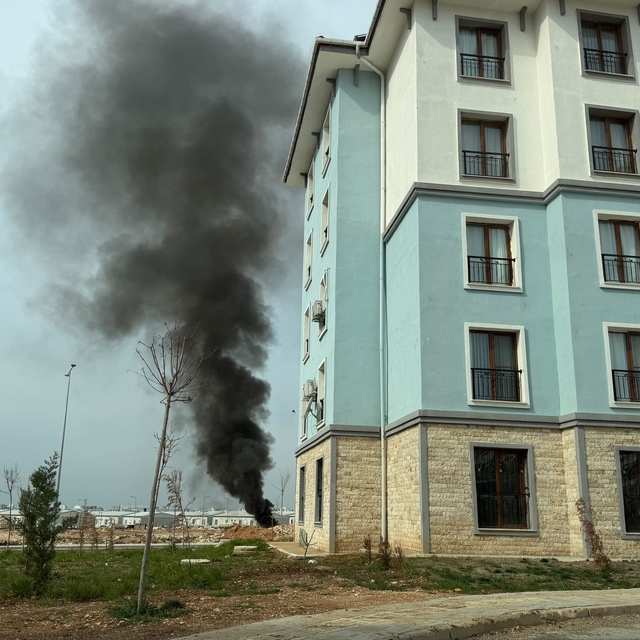 Deprem konutları yakınında yakılan ateş paniğe neden oldu