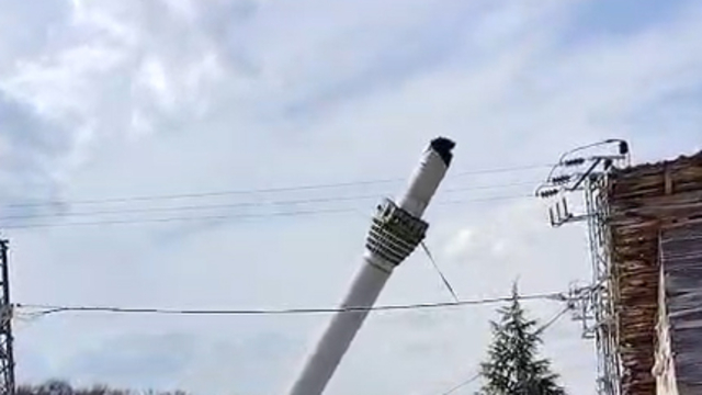 Tokat'taki depremde hasar gören minare, kontrollü olarak yıkıldı