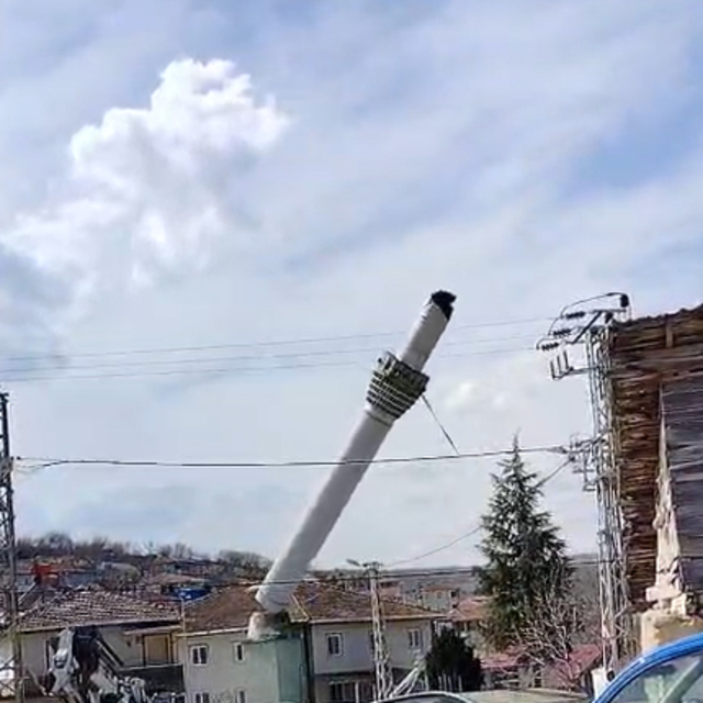 Tokat'taki depremde hasar gören minare, kontrollü olarak yıkıldı