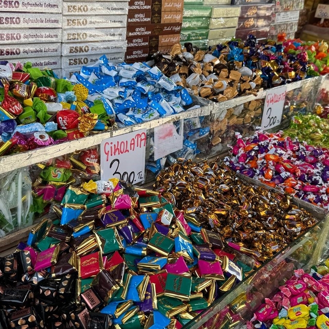 Çikolata ve şekerlemeler tezgahları şenlendirdi