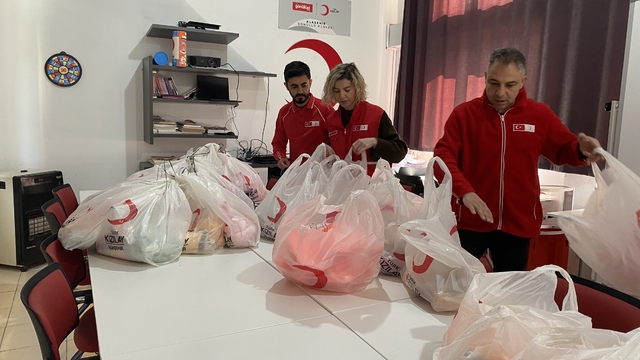 Alaşehir'de Kızılay'dan çocuklara bayram hediyesi