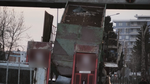 Yüksek yüklü tır üst geçitten geçemedi