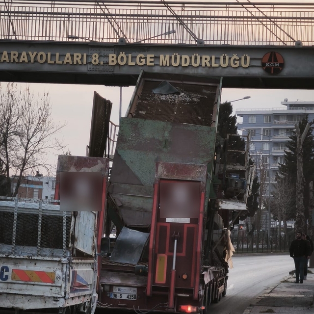 Yüksek yüklü tır üst geçitten geçemedi