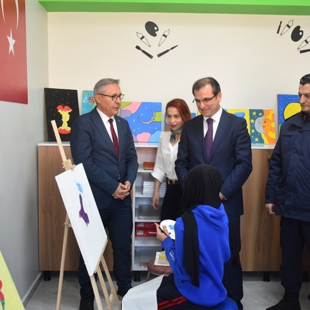 Salihli'de öğrencilerin hayal gücünü geliştirecek resim atölyesi açıldı