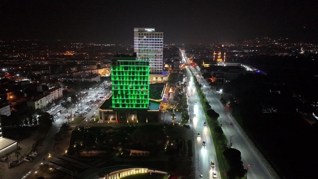 Manisa Büyükşehir Belediyesinden Tıp Bayramı'na özel ışıklandırma