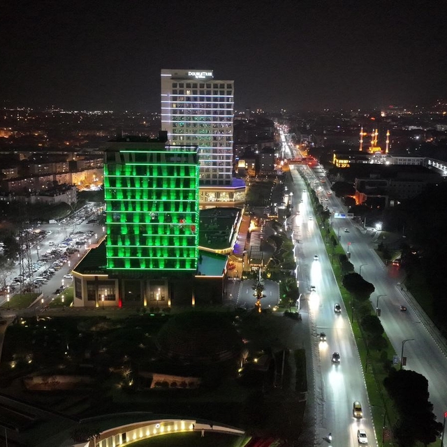 Manisa Büyükşehir Belediyesinden Tıp Bayramı'na özel ışıklandırma