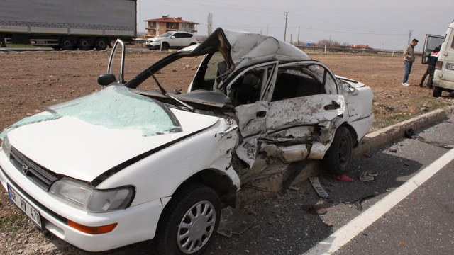 Otomobil ile kamyonet kavşakta çarpıştı: 1 ölü, 1 yaralı