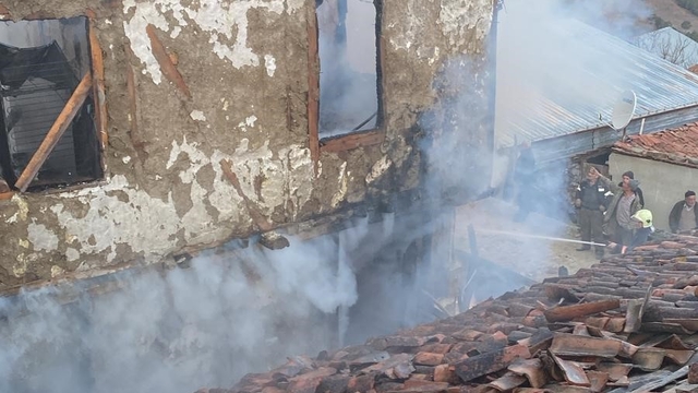 Köyde korkutan yangın: Evler ve ahırlar küle döndü