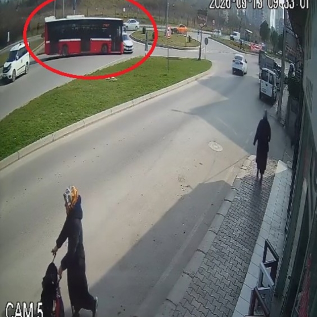 Halk otobüsü ile otomobilin çarpıştığı kaza kamerada: 9 yaralı