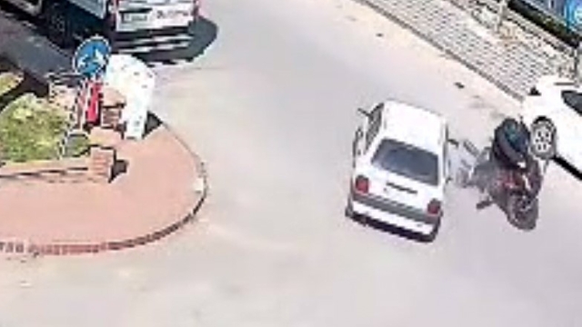 Motosiklet sürücüsü ölümden döndü
Otomobilin çarptığı motosiklet metrelerce savruldu
Kaza anı güvenlik kamerasında