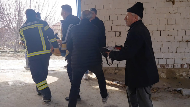 Depoda duvar çöktü; dengesini kaybedince elini makineye kaptıran Melih'in parmakları koptu