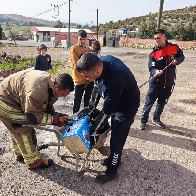 Mahsur kalan köpeklerin yardımına itfaiye yetişti