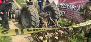 Devrilen traktörün altında kalan sürücü öldü