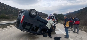 Ters dönen araçtan sağ kurtuldu