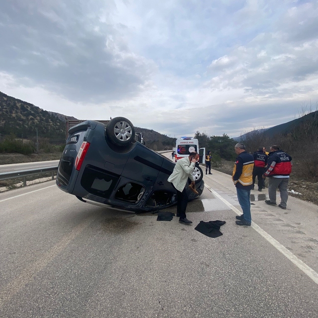 Ters dönen araçtan sağ kurtuldu