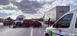 Park halindeki TIR'a çarpan otomobilin sürücüsü yaralandı