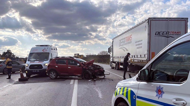 Park halindeki TIR'a çarpan otomobilin sürücüsü yaralandı
