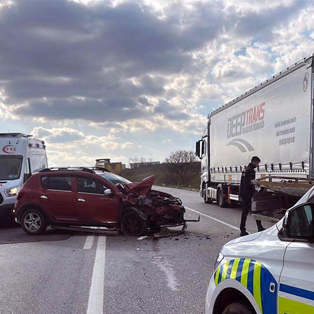 Park halindeki TIR'a çarpan otomobilin sürücüsü yaralandı